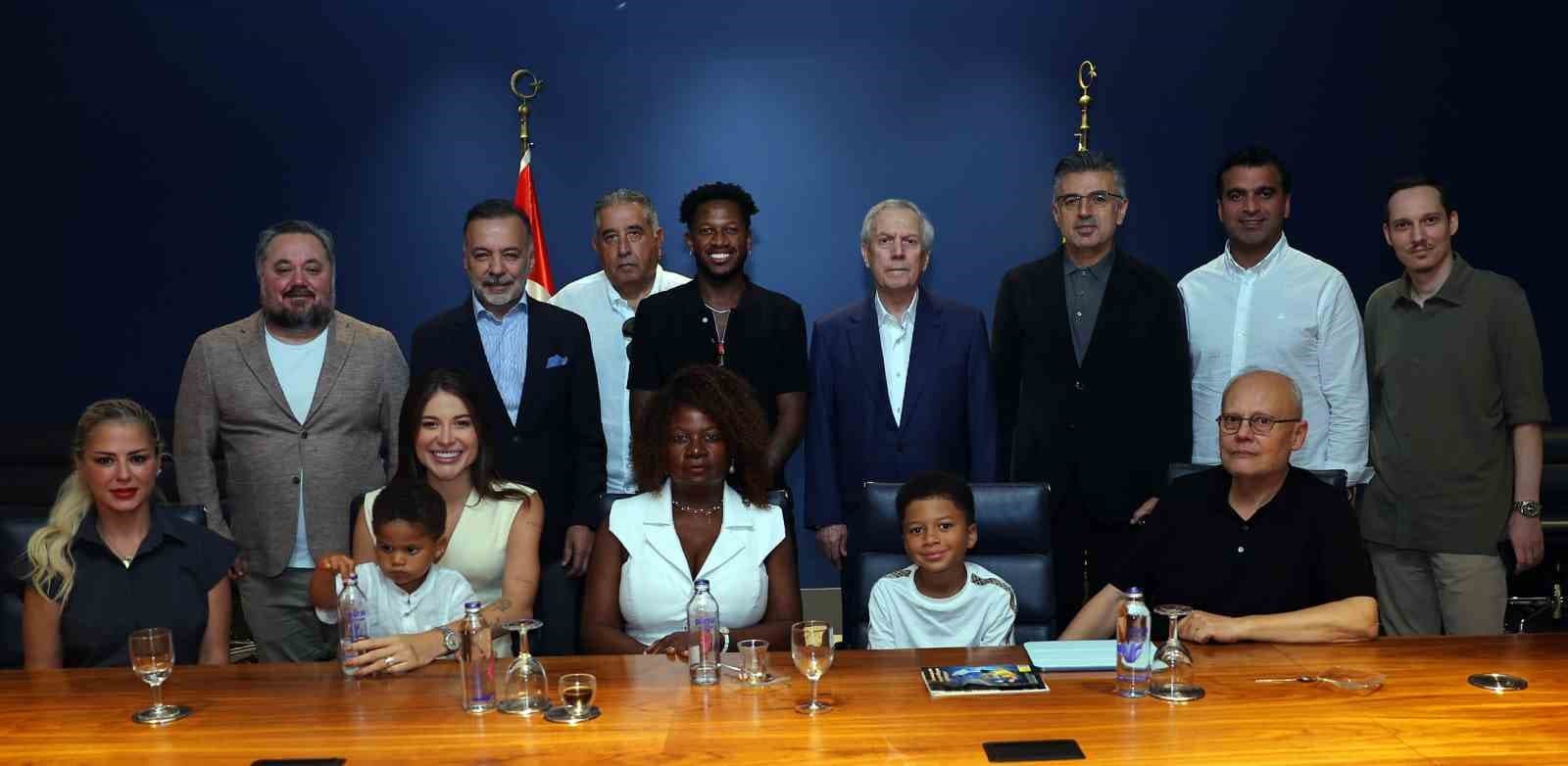 Fred, Fenerbahçe'den Ayrılırken Takım ve Yönetimle Veda Etti