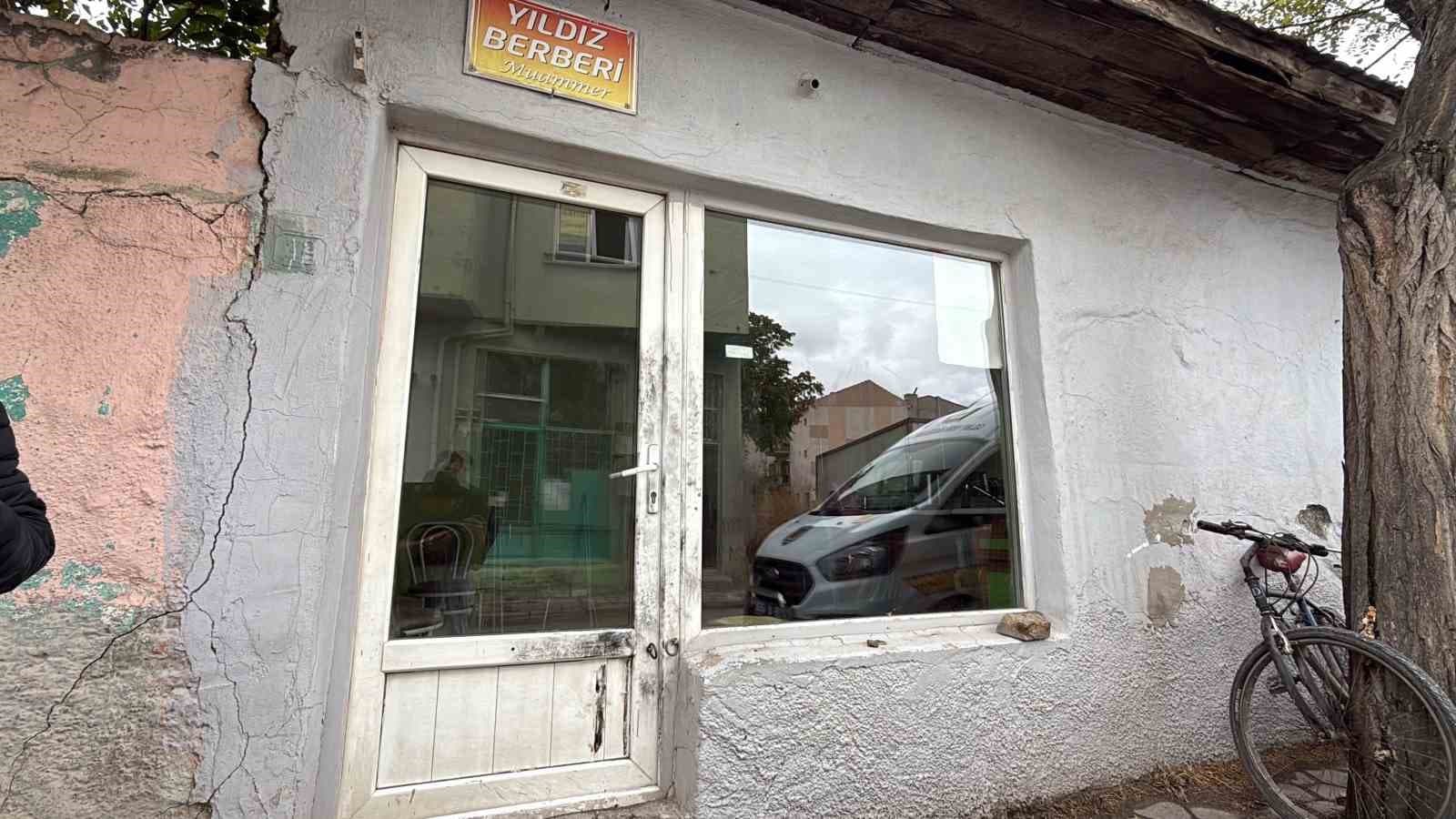 Eskişehir'de Berber Dükkanına Kundaklama Girişimi: Kapı ve Cam Çerçeveleri Hedef Aldı