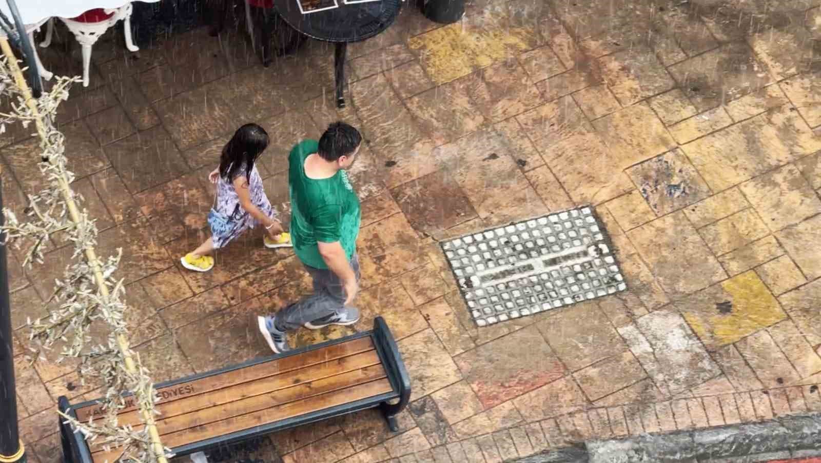 Karabük'te Geçici Sağanak Yağışa Vatandaşların Farklı Tepkileri