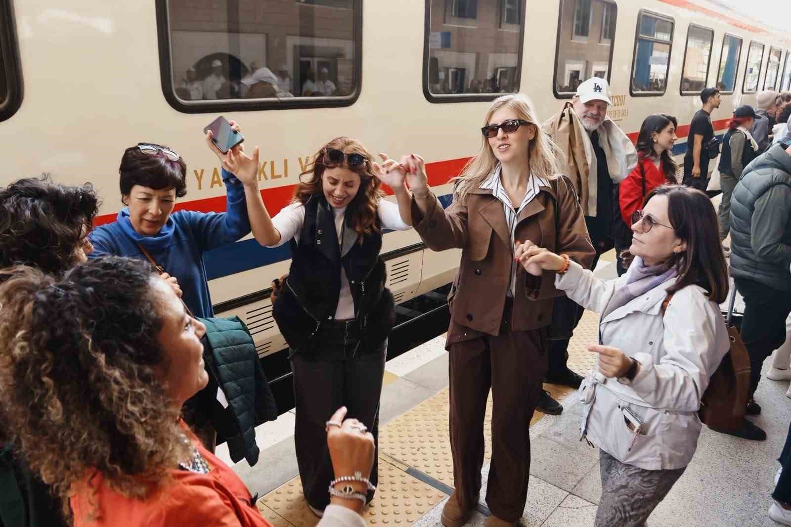 Turistik Karaelmas Ekspresi 2026 Seferlerine Başladı: Madenci Korosu Karşılama Yaptı