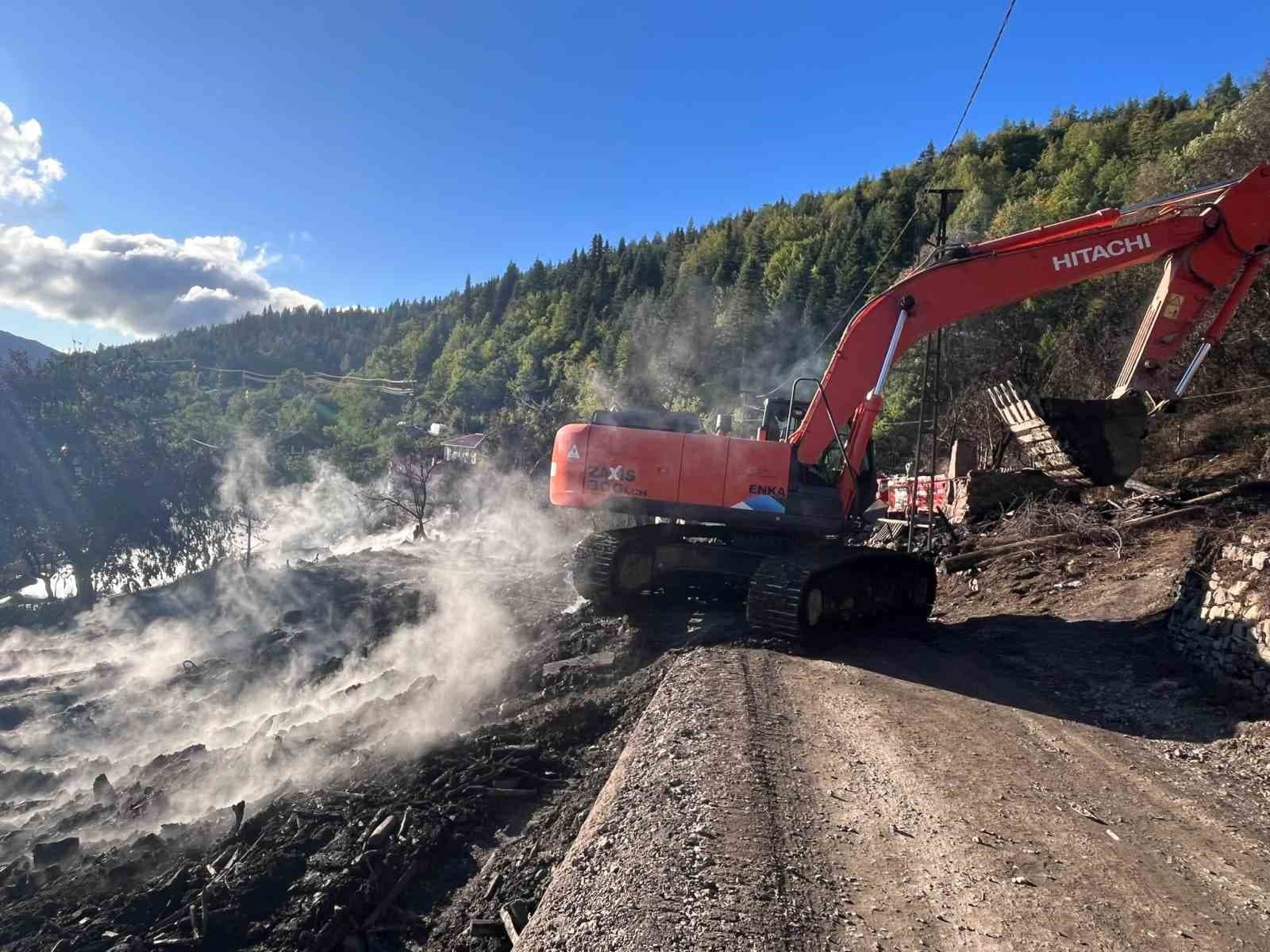 11 Evin Yıkıldığı Köyde Enkaz İş Makineleriyle Temizleniyor