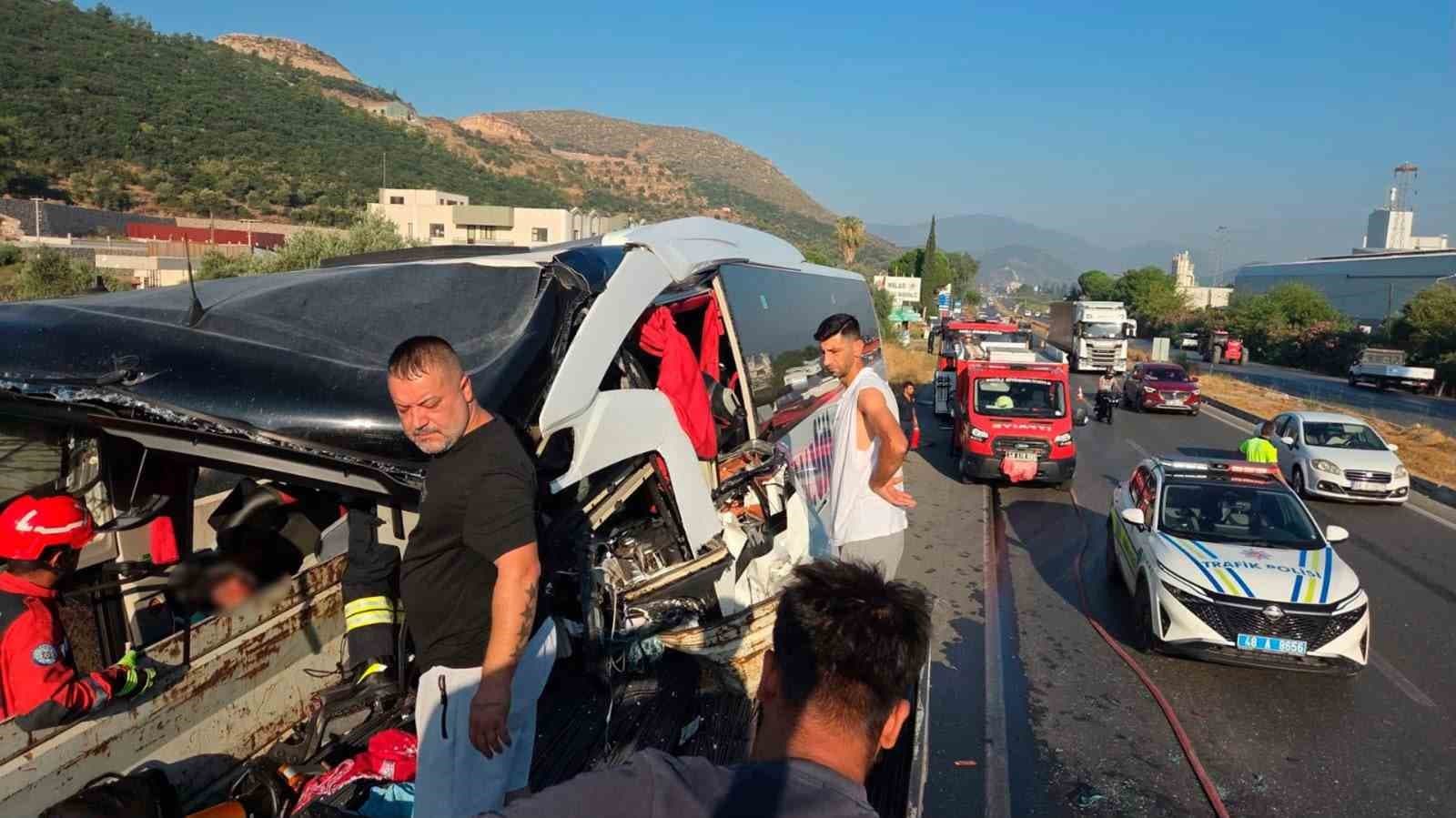 Yolcu Otobüsü Tırla Çarpıştı: İki Kişi Hayatını Kaybetti, On Sekiz Yaralı