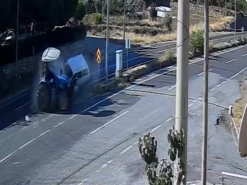 Otomobil ve Traktör Çarpışması Güvenlik Kamerasına Yansıdı