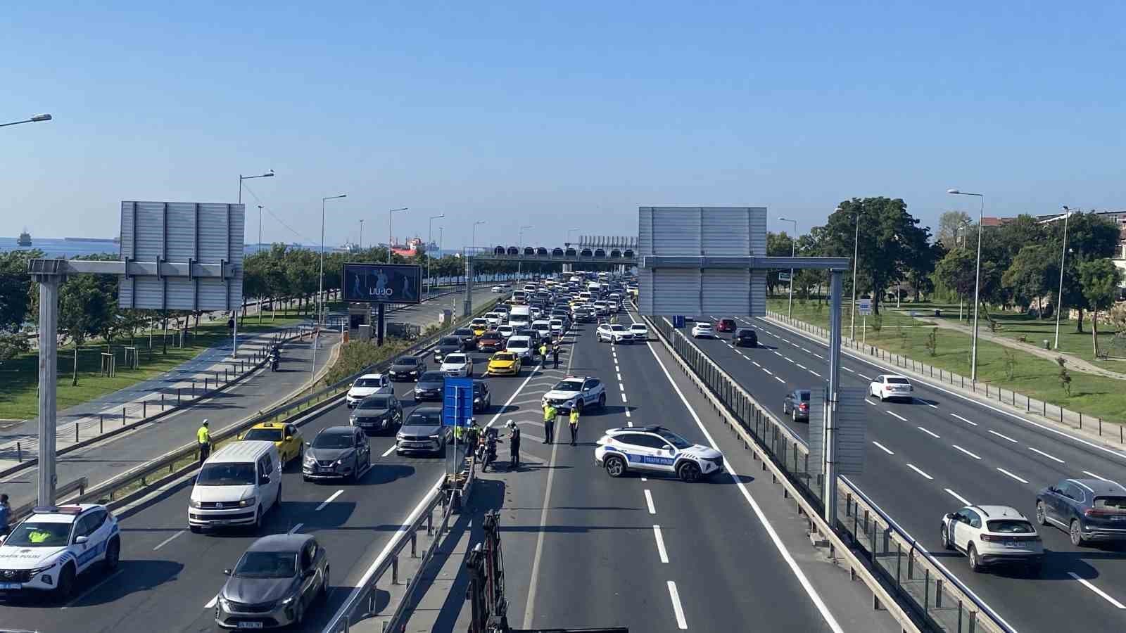 Zeytinburnu'da Panelvan Yangını: Sirkeci Caddesi Bir Buçuk Saat Boyunca Trafiğe Kapalı Kaldı