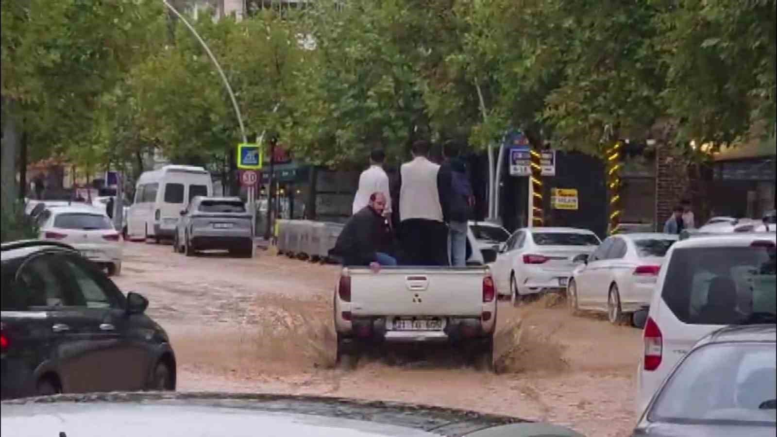 Diyarbakır'da Şiddetli Yağışlar Hayatı Durdurdu