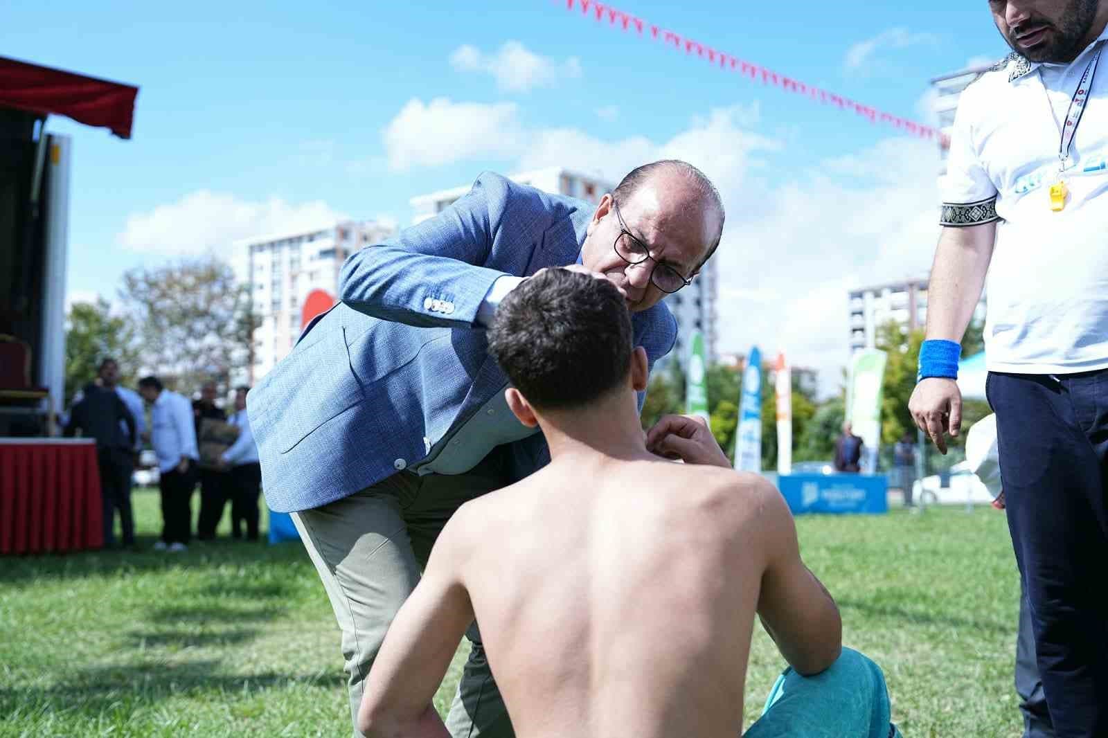 Başkan İlhan Geçit, Güreşçilere İlk Müdahalede Bulundu