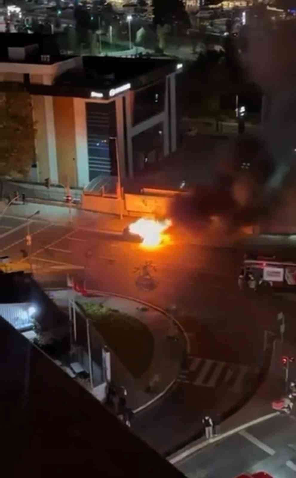 Kağıthane'de Otomobil Yangını: Motor Bölgesinde Başlayan Alevler