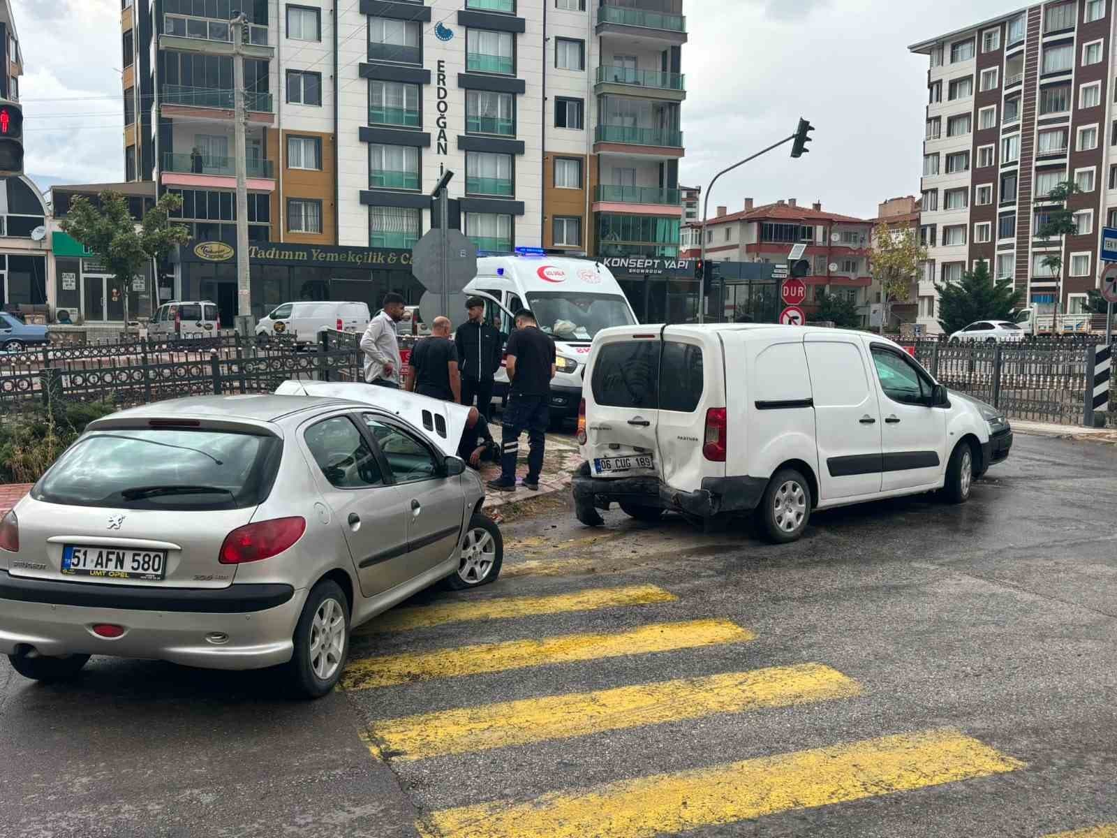 Niğde’de Zincirleme Trafik Kazası: 1 Kişi Yaralandı