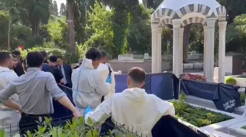 Eski Ulaştırma Bakanı Arif Ahmet Denizolgun'un Cenaze İşlemleri Karacaahmet Mezarlığı'nda Tamamlandı