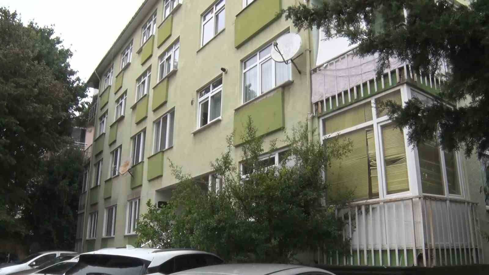 Üsküdar’da rögar patladı: Bodrum katını pis su bastı, apartman sakinleri yardım bekliyor