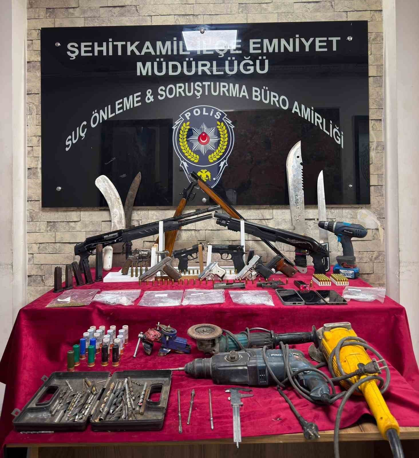 Gaziantep'te Silah Operasyonu: On Ruhsatsız Silah ve Uyuşturucu Ele Geçirildi, İki Kişi Gözaltına Alındı