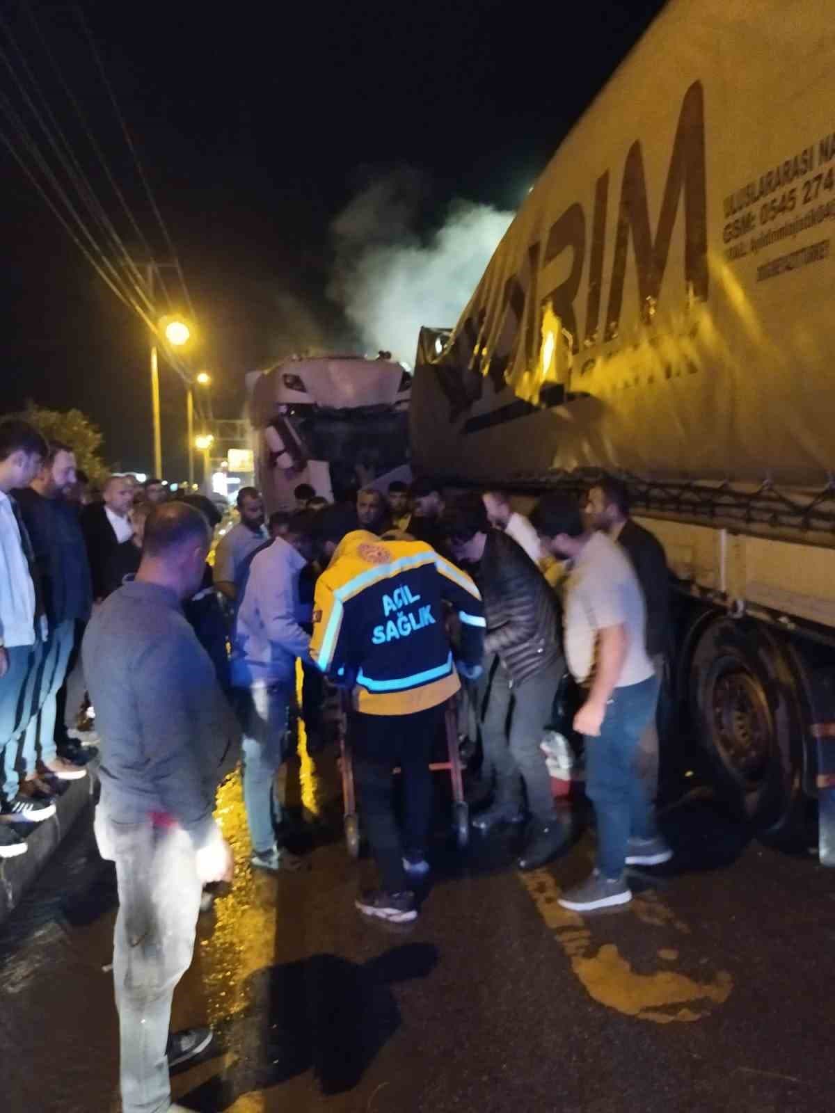 Bitlis'te Tır Çarpışması: İki Yaralı