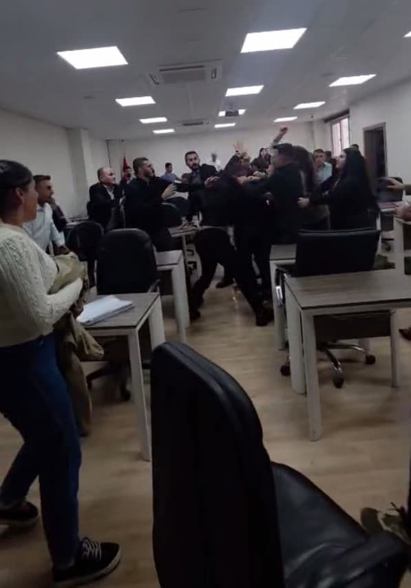 Silopi Belediyesi Meclis Toplantısında Gerginlik: Başkan Yardımcısına Su Fırlatıldı
