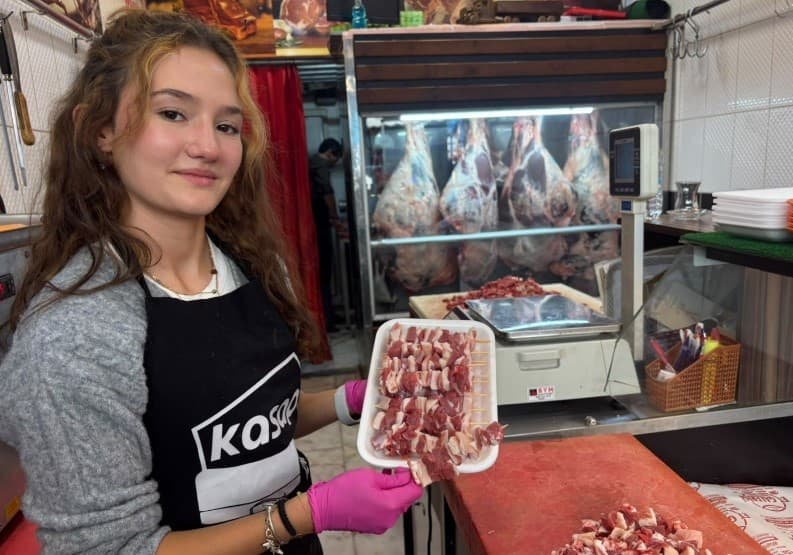 Kütahya'da 18 Yaşındaki Ela Pınar, Kasaplık Alanında Yeteneğini Sergiliyor