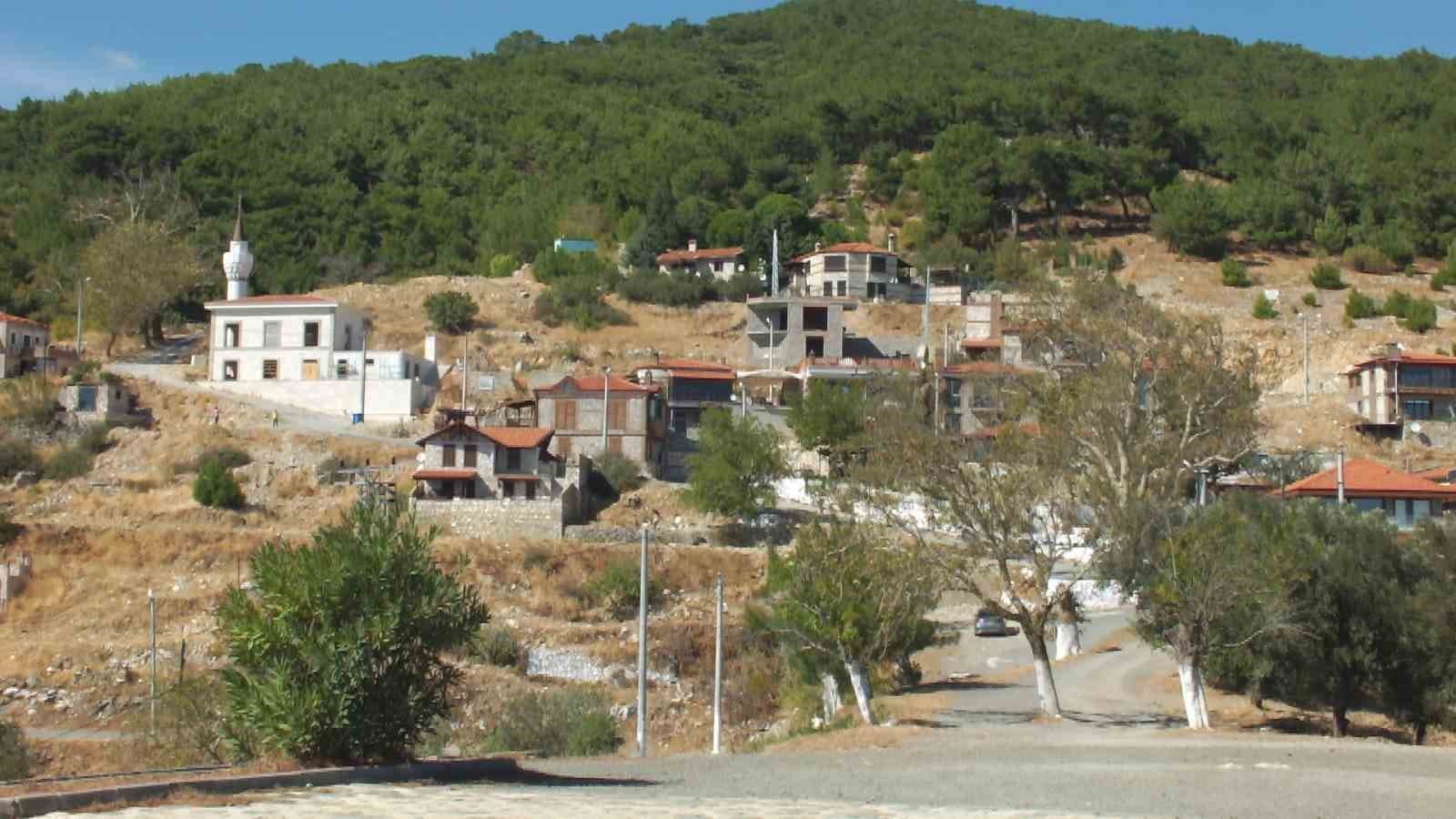 Balıkesir Edremit'teki Terk Edilmiş Kavurmacılar Köyü Ziyaretçi Akınına Uğradı