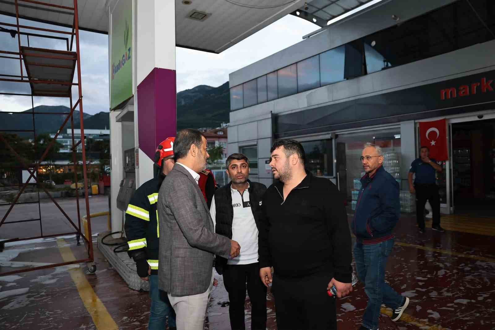 Çavuşoğlu, Pamukkale Yangını Sonrası İşletme Sahipleri ve Çalışanlarla Buluştu