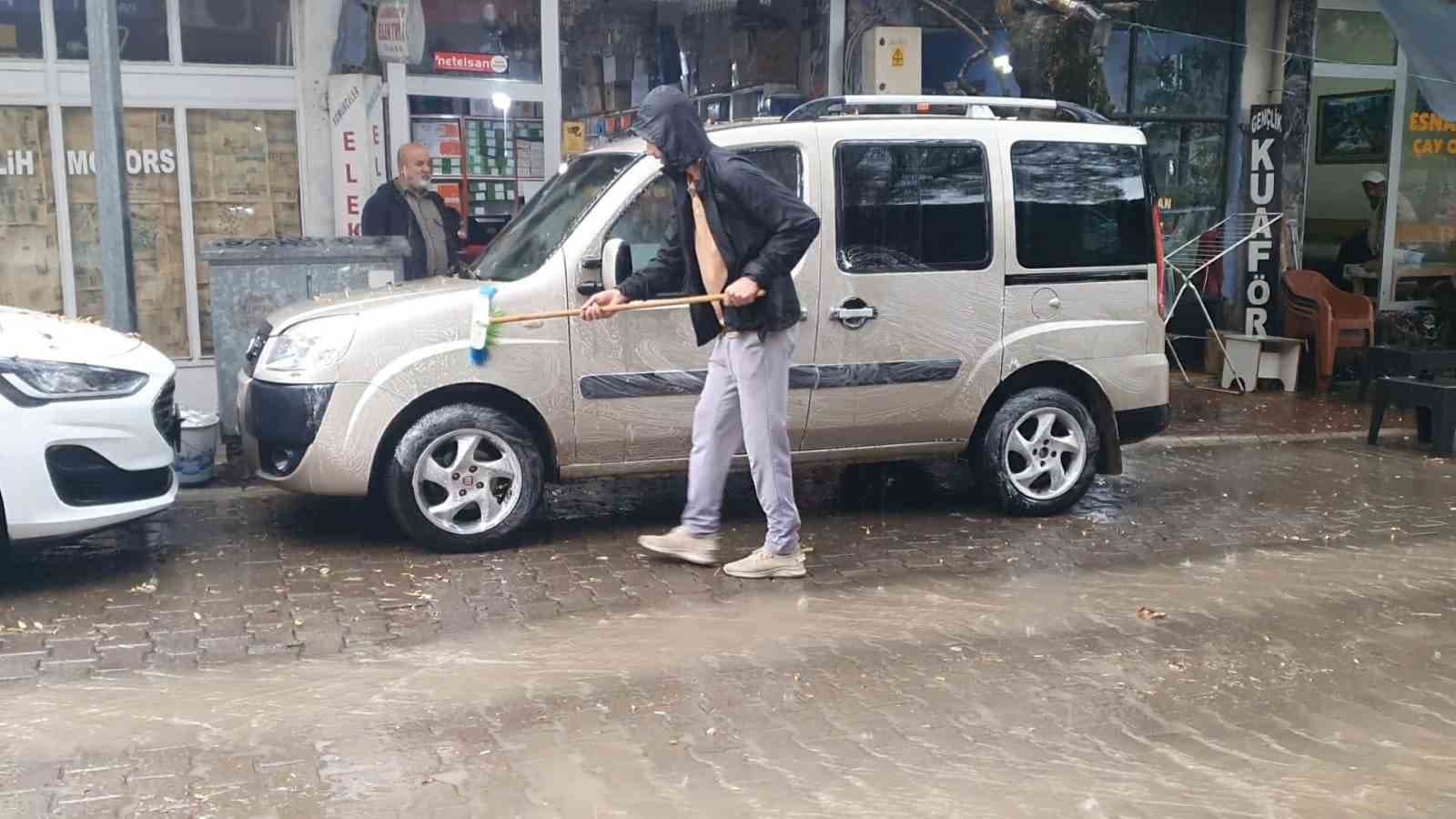 Sağanak Yağışı Altında Araç Yıkama: Elazığ Palu'da Olay