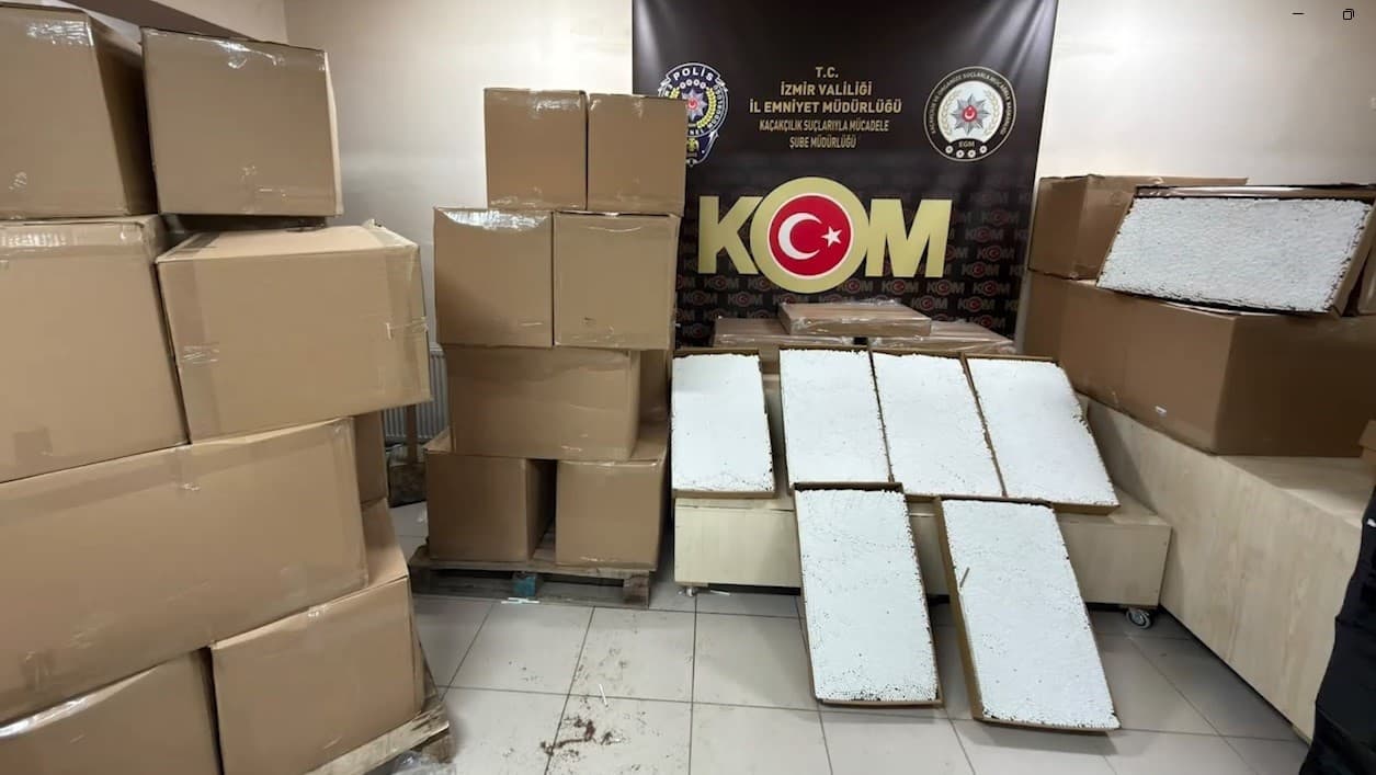 İzmir'de Kaçak Makaron Operasyonu: Minibüsten 1 Milyon 100 Bin Adet Ele Geçirildi