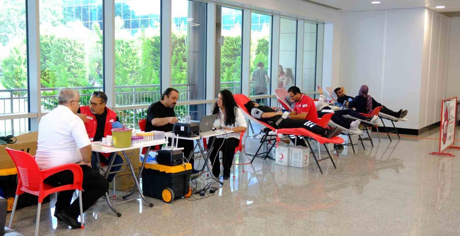 Mersin Eğitim ve Araştırma Hastanesi Çalışanları Kan Bağışı Etkinliği Düzenledi