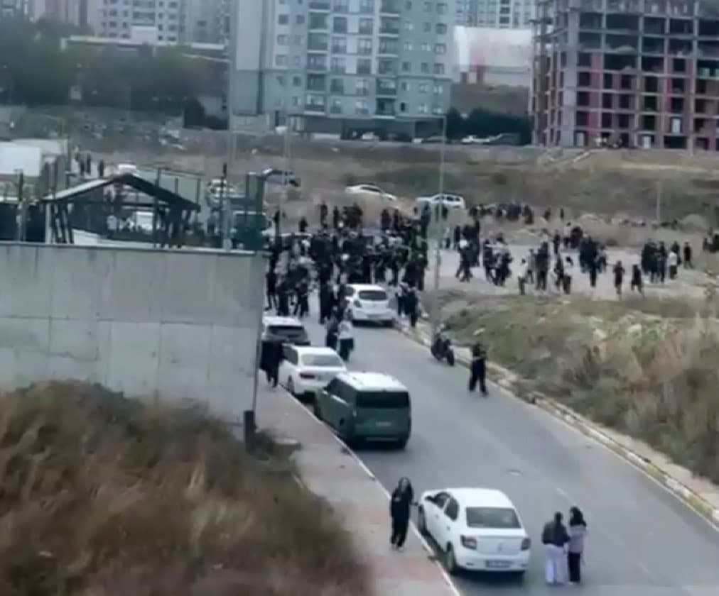 Esenyurt Lisesi'nde Öğrenciler Arasında Kavga: Ekipler Olay Yerine Sevk Edildi