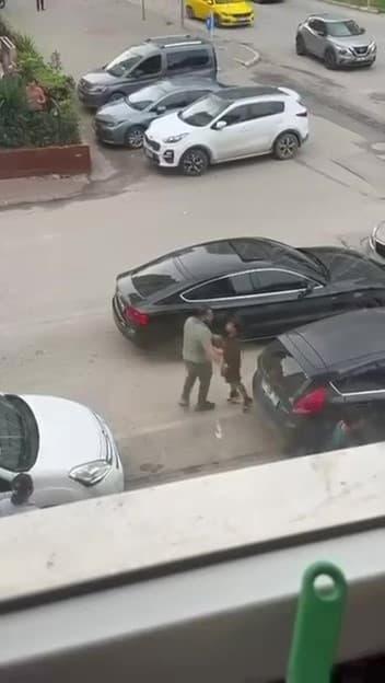 Çocuk, Annesini Döven Kişiye Müdahale Etti
