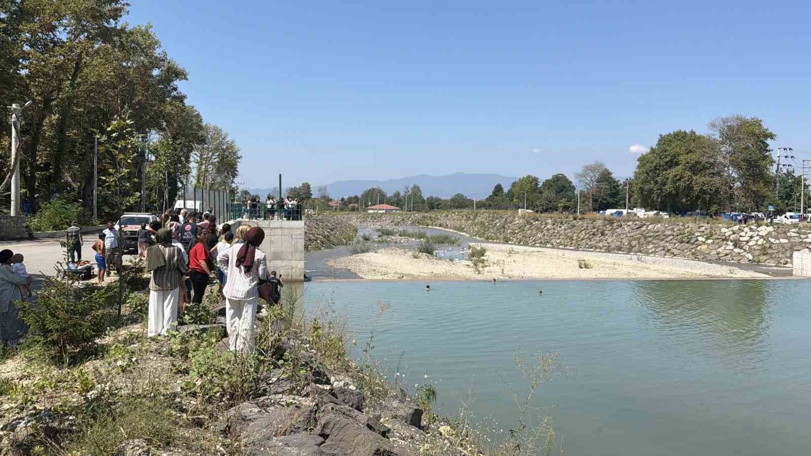 Serinlemek İçin Suya Giren Çocuk 20 Dakikalık Kalp Masajı Sonrası Hayat Buldu