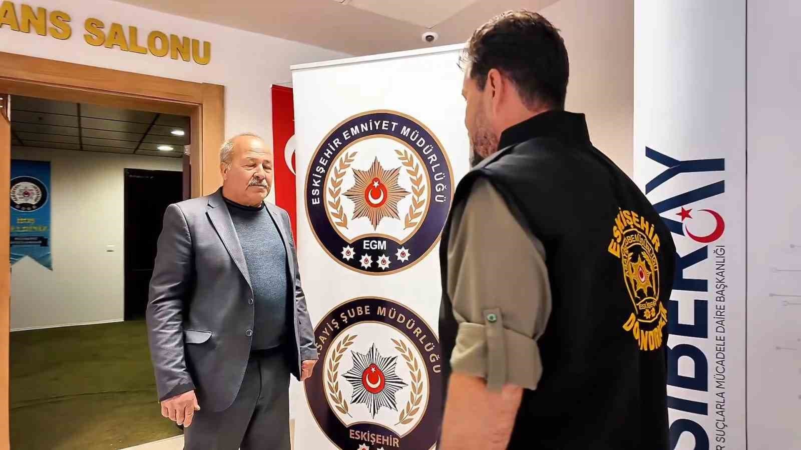 Eskişehir Emniyeti, Muhtarlara Dolandırıcılıkla Mücadele Rehberi Sundu