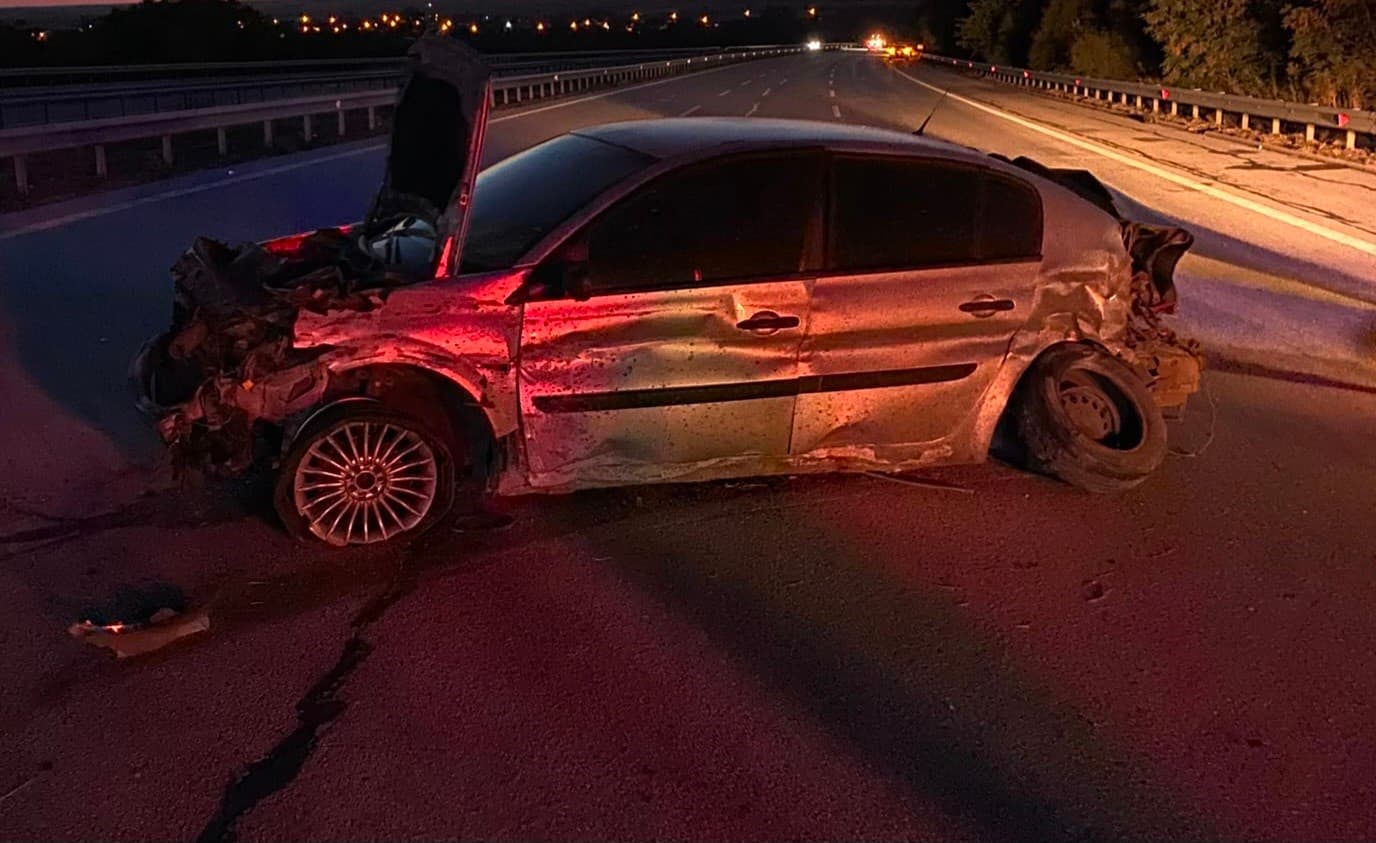 Kırklareli'de Kontrolden Çıkan Otomobil Bariyerlere Çarparak Hurdaya Döndü