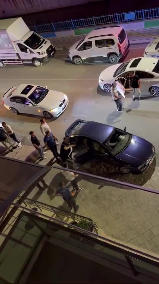 İzmit'te Farklı Bölgelerde Şiddet Olayları Kayıtlara Geçti: Kamera Görüntüleri Ortaya Çıktı