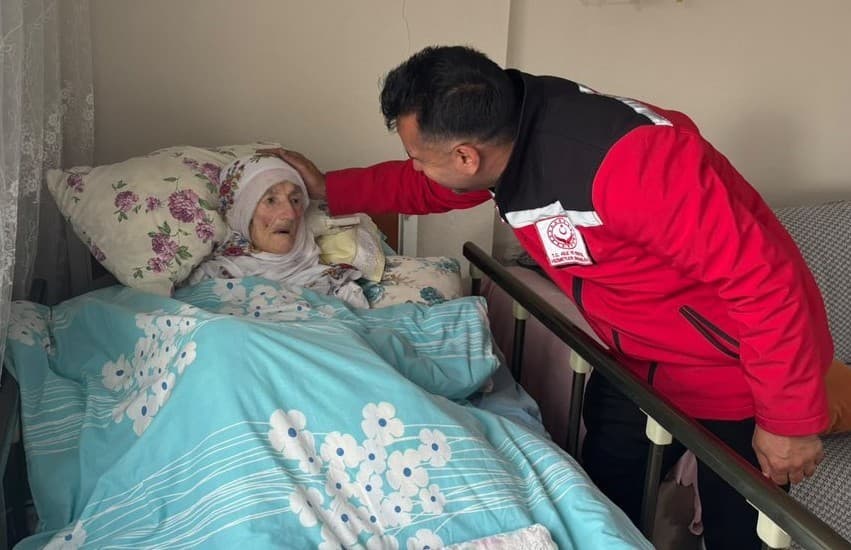 114 Yaşındaki Salli Nineye Anlamlı Ziyaret: Torunlarının Torunlarını Gören Yaşlıya İl Müdürü Aykut'tan Mesaj