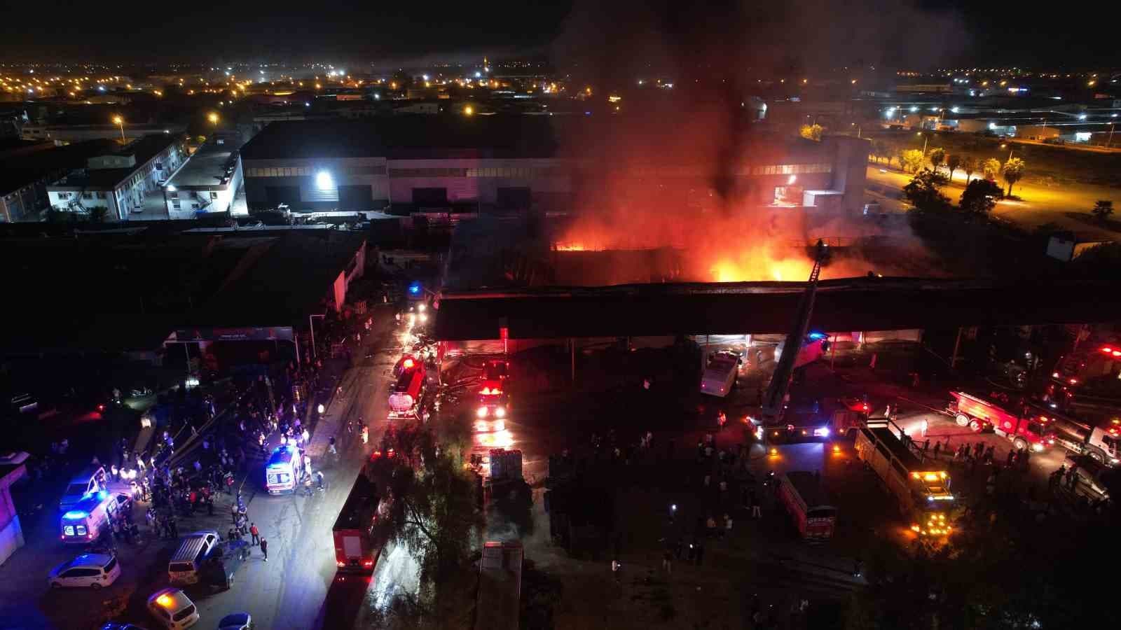 Adana'da Meyve-Sebze Deposu Yangını: 22 İş Yeri Küle Döndü