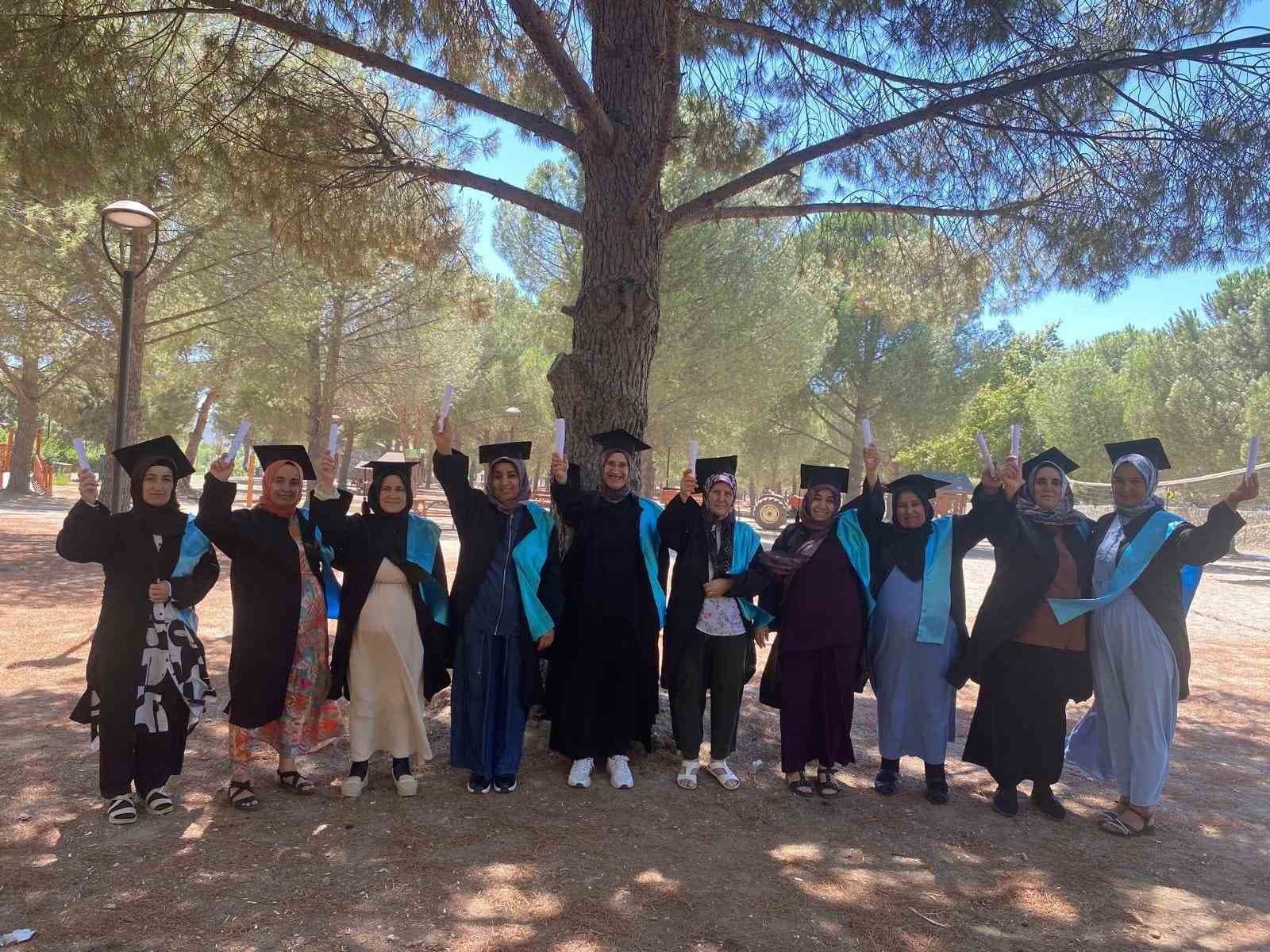 Balıkesir'de Okuma Yazma Eğitimi Mezunları Başarısını Kutladı