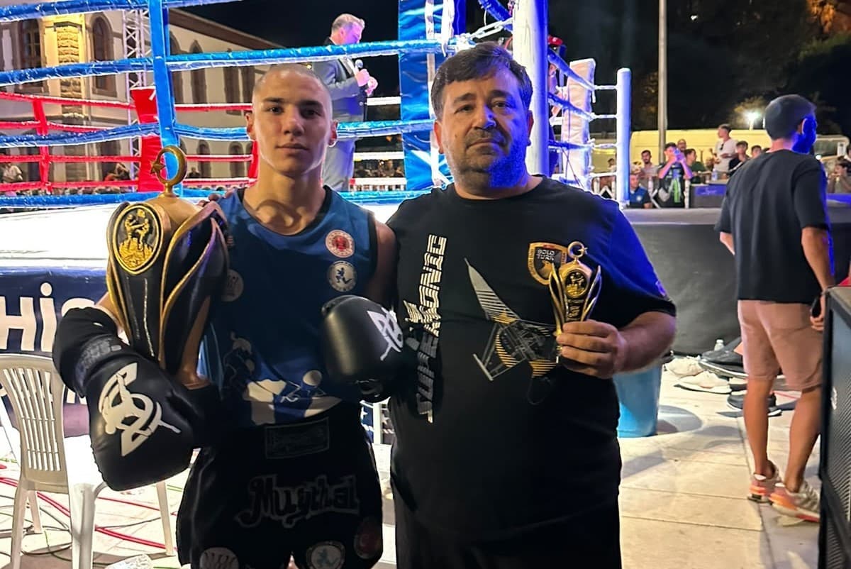Manisa Sporcu Ömer Faruk Öksüz, Afyonkarahisar'da Muaythai Şampiyonluğunu Kazandı
