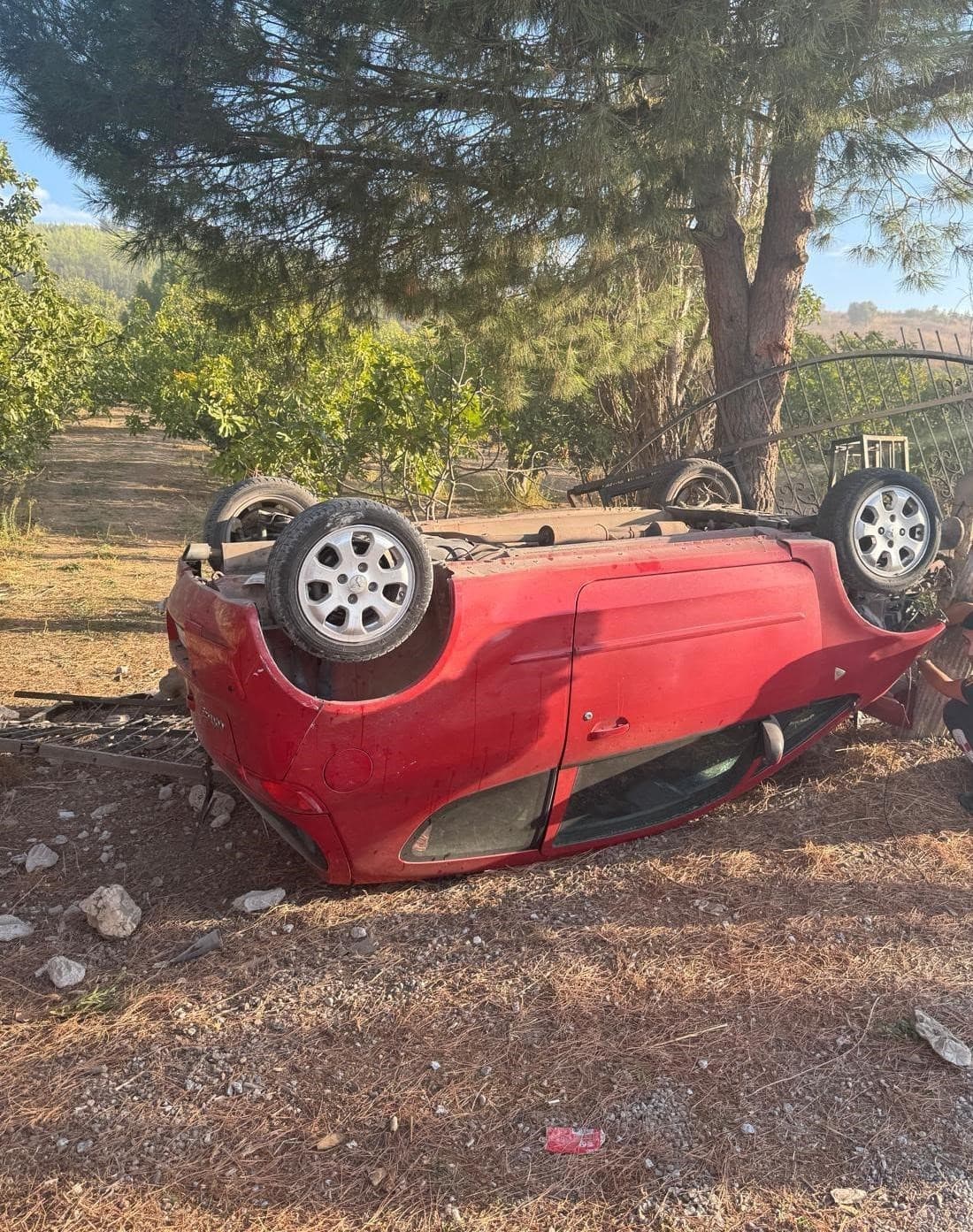 Kuşadası'nda Araç Kazası: Kontrolden Çıkan Otomobil Takla Attı, Bir Kişi Yaralandı
