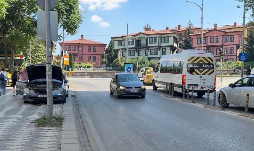 Yola Dökülen Motor Yağı Trafiği Olumsuz Etkiledi