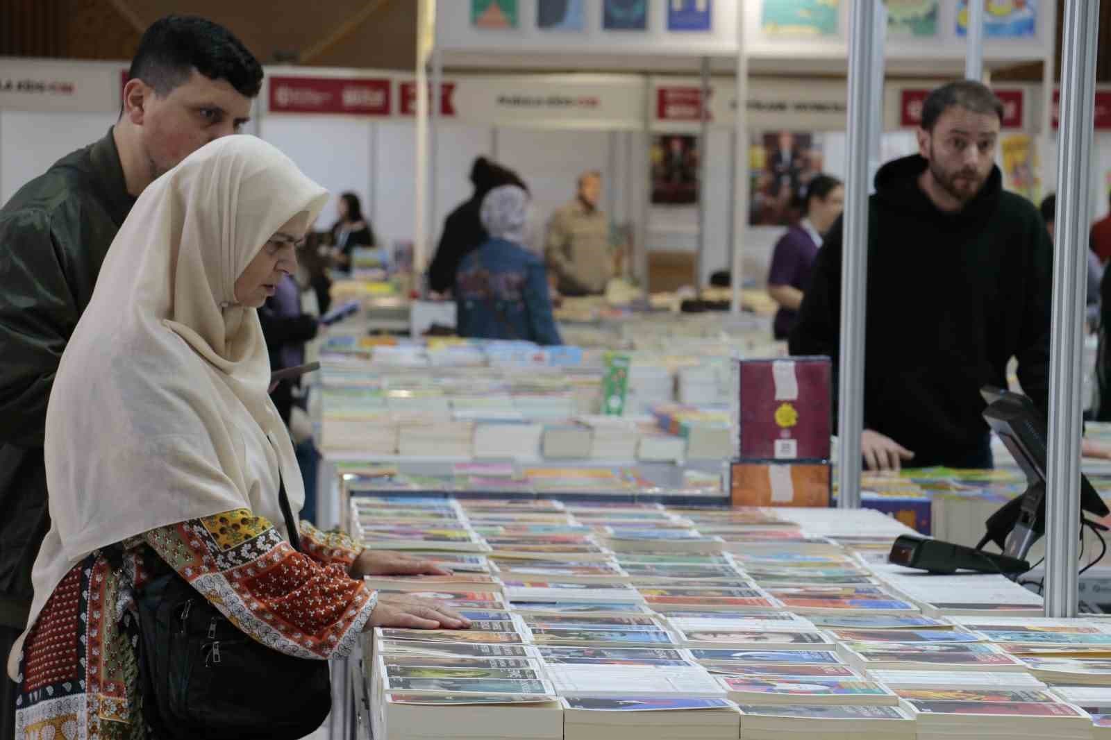Kocaeli Kitap Fuarı Başladı: Farklı Yaş Grupları Kitaplarla Buluşuyor