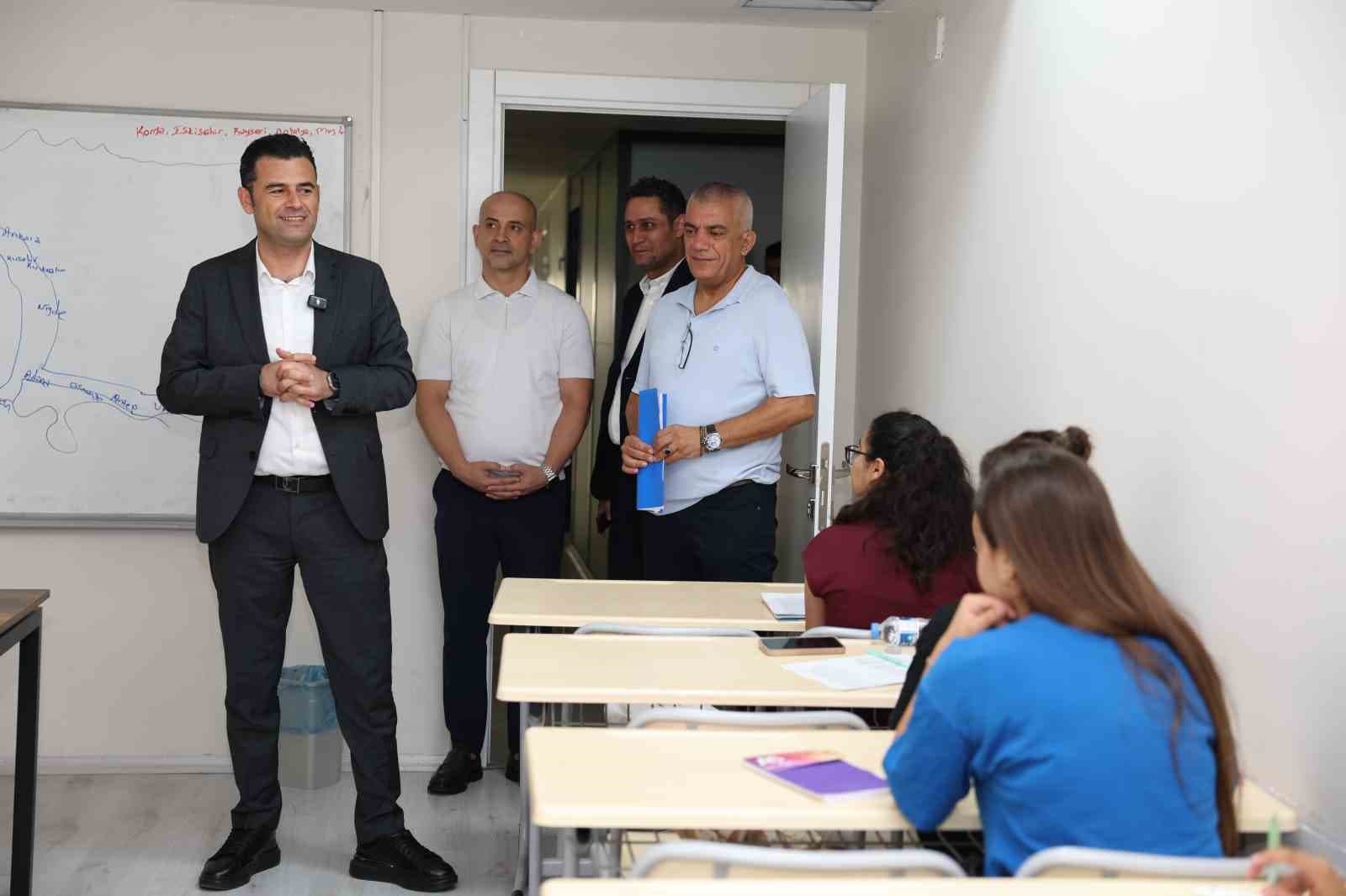 Akdeniz'de Gençlere Ücretsiz Eğitim ve Kaynak Desteği Sağlanıyor