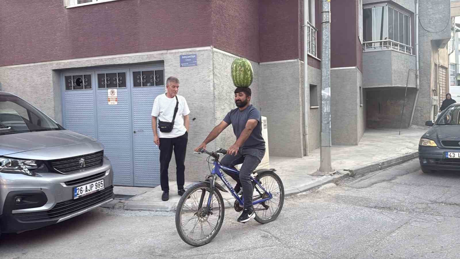 Kafasında Ağır Karpuz Taşıyan İnşaat Ustası Mustafa Durmaz'ın Olağanüstü Denge Becerisi