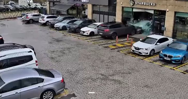 Çekmeköy'de Kontrolden Çıkan Cip, Çarptığı Arabayla Birlikte Kafeye Girildi