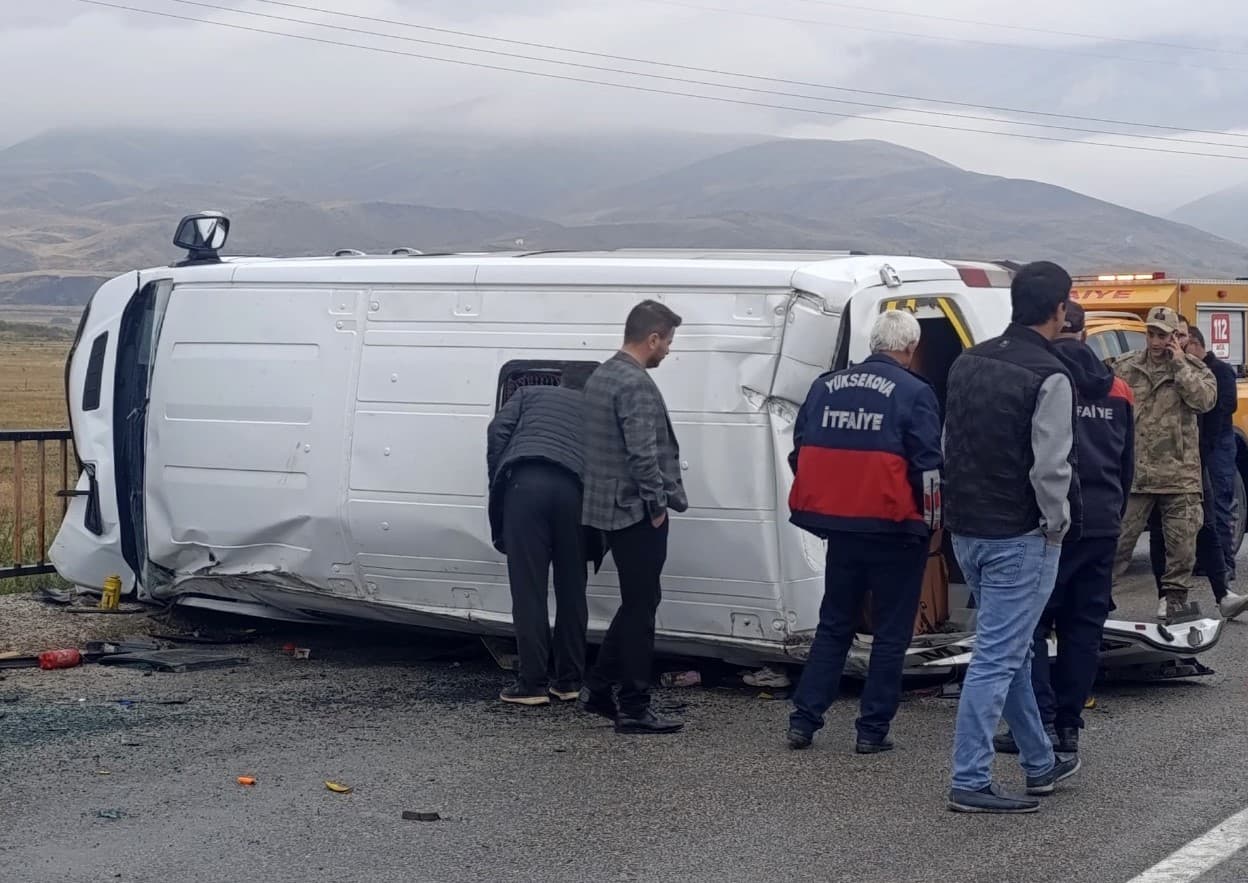 Yüksekova’da Okul Servisi Kazası: On Öğrenci Yaralandı