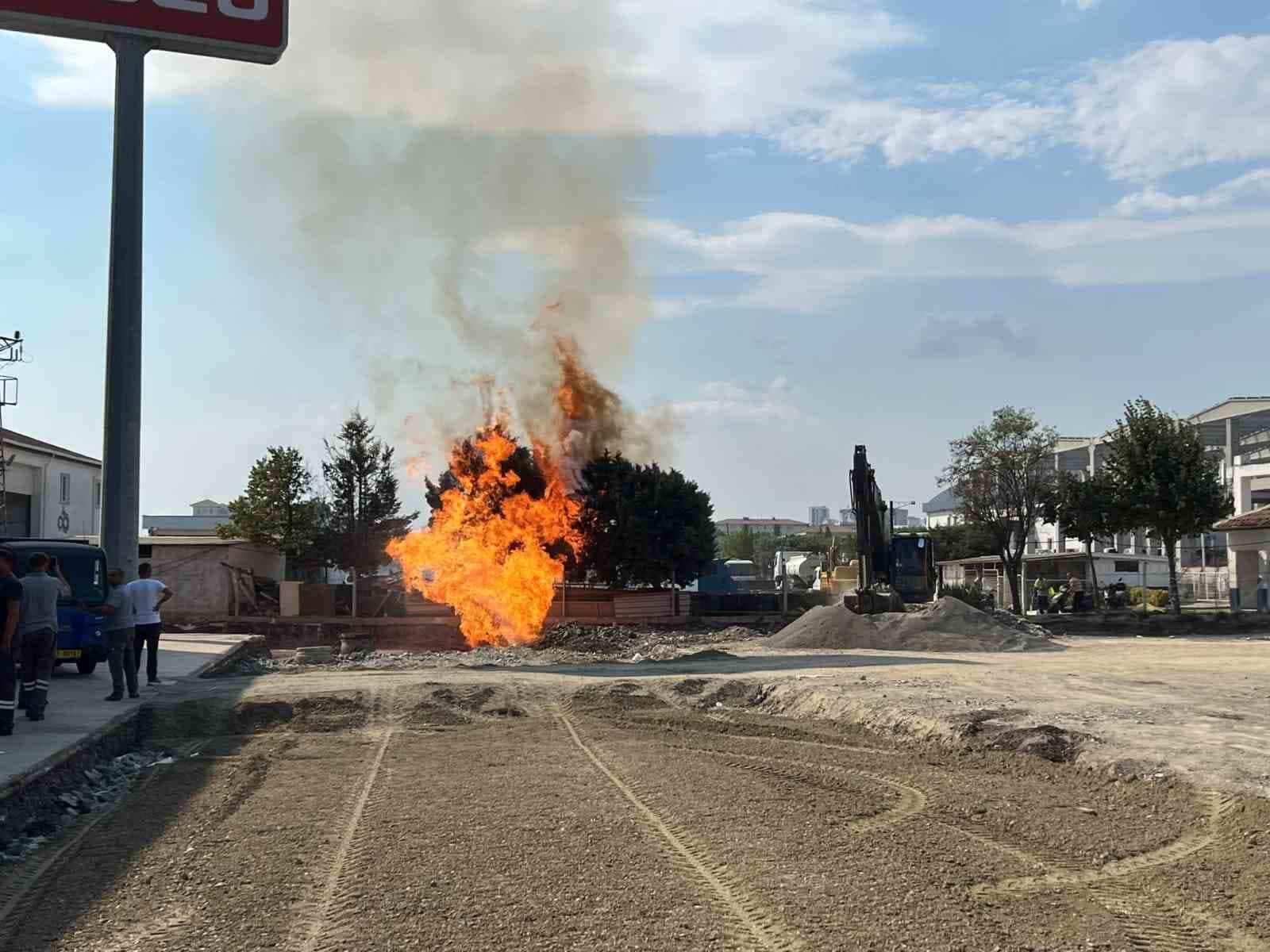 Tekirdağ Çorlu'da Altyapı Çalışmaları Sırasında Gaz Borusu Hasarı Yangına Yol Açtı