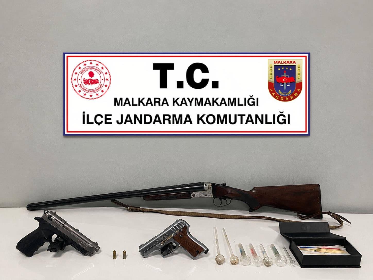 Malkara'da Jandarma Operasyonu: Ruhsatsız Silahlar ve Uyuşturucu Aparatları Ele Geçirildi