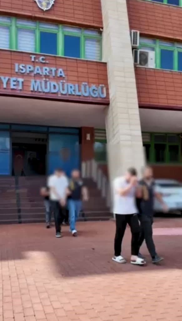 İsparta'da Sahte Araç Kiralama Şebekesi Çökertildi: 4 Şüpheli Tutuklandı