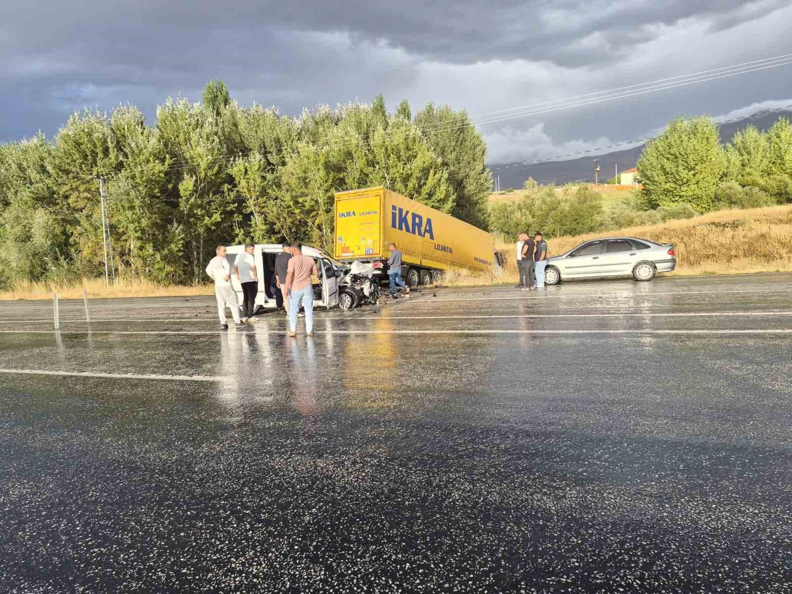 Malatya'da Tır ve Otomobil Çarpıştı: Dört Kişi Yaralandı