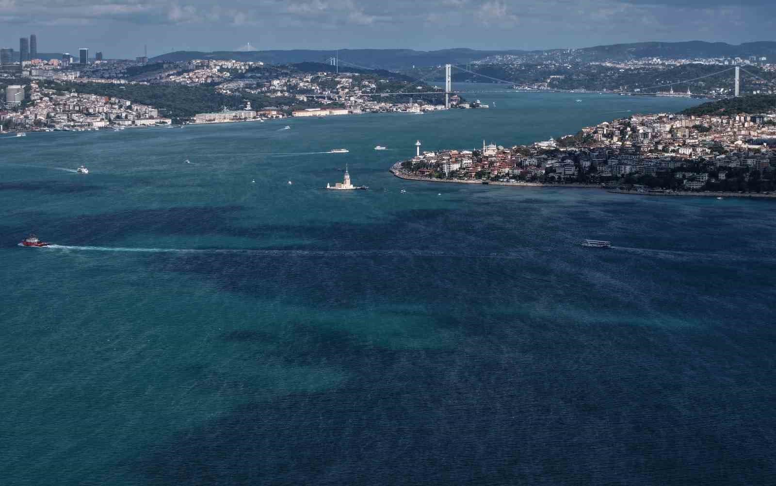 İstanbul Boğazı Yağışlar Sonrası Alg Patlamasıyla Turkuaz Renk Aldı