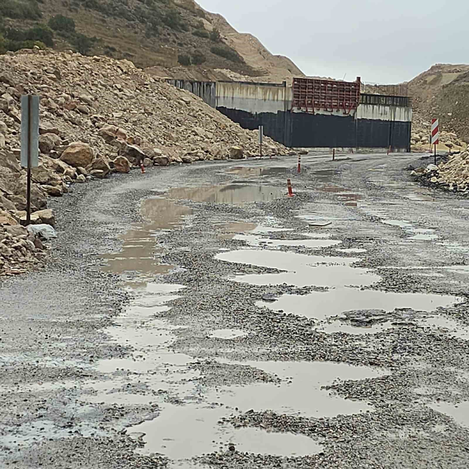 Seyitgazi-Kırka bağlantı yolunun onarılması bekleniyor