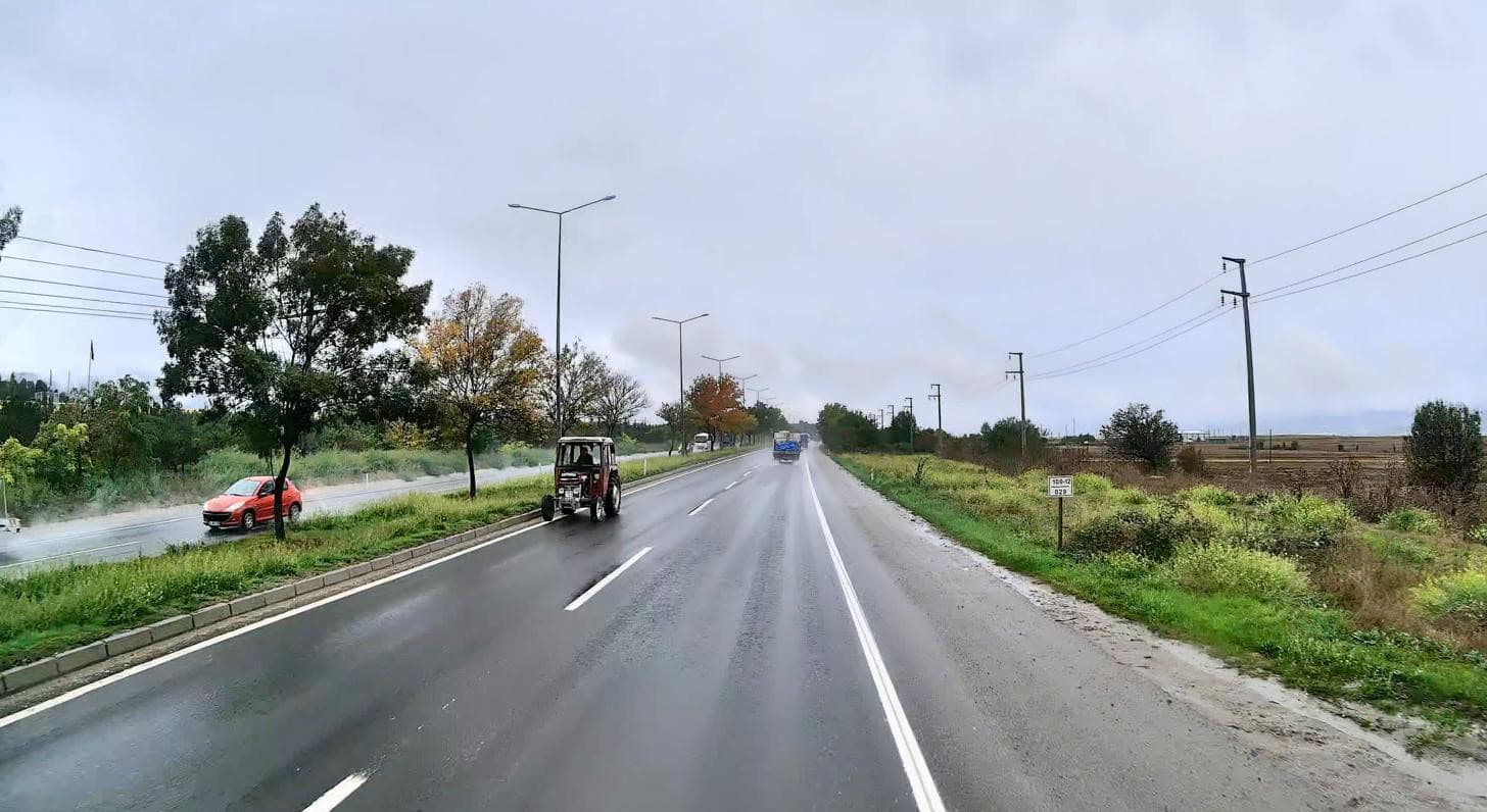 Bolu’da D-100’de ters şeritten ilerleyen traktör kazaya davetiye çıkarttı