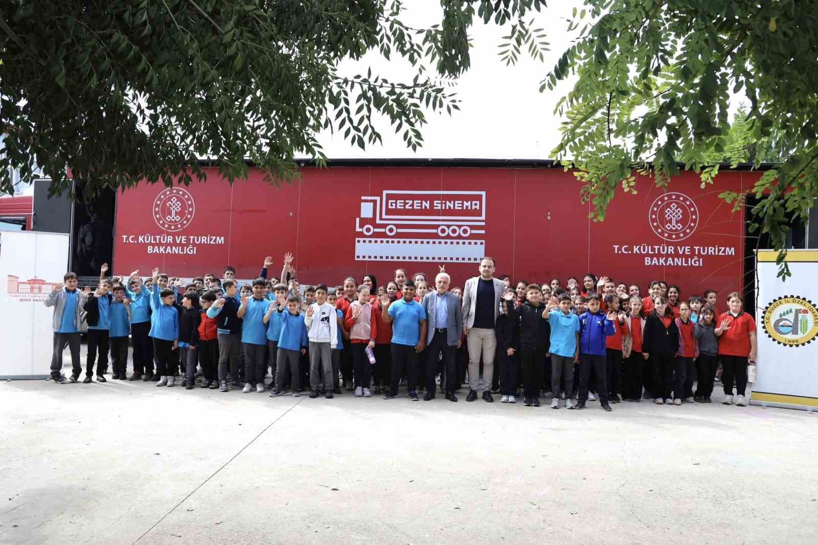 Gezen Sinema Tırı'nın Üçüncü Durağı Duraklar Köyü Oldu: Öğrenciler Film İzledi