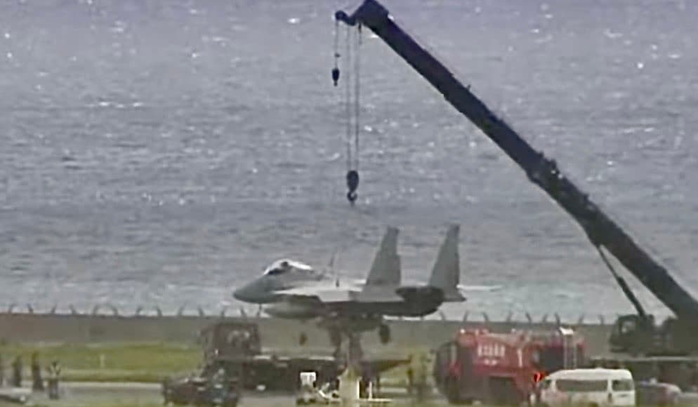 Japonya'dan F-15 Savaş Uçağı Kaza Yaptı: Sol Kanadı Pistte Kaldı