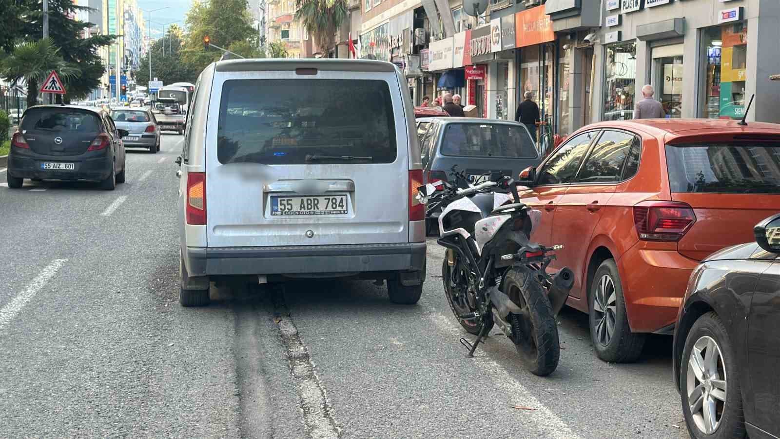 Motosiklet, Hafif Ticari Araca Çarptı: İki Kişi Yaralandı